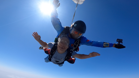 Octogenarian conquers 3,000-meter skydiving challenge in C China's Hubei
