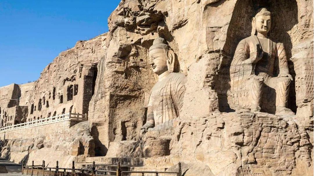 Foreign host admires the Yungang Grottoes and its affiliated culture