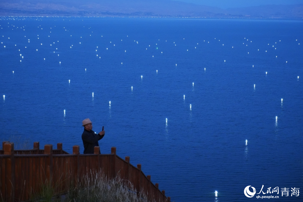 Stunning night views of fishing light-dotted lake in Longyang Gorge, NW China's Qinghai