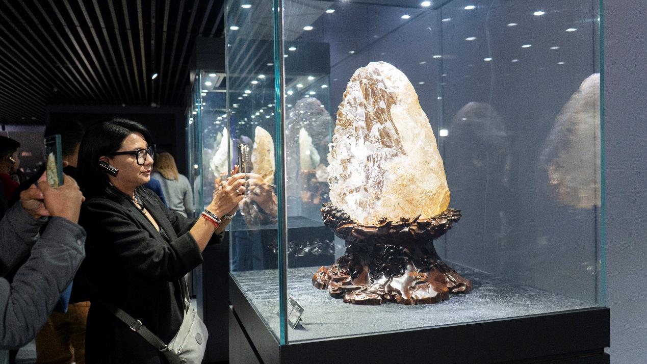 Journalists from LAC countries dive into a world of crystals in E China's Jiangsu