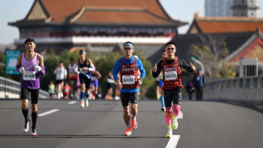 Feature: First-generation runner witnesses evolution of China's marathon over four decades