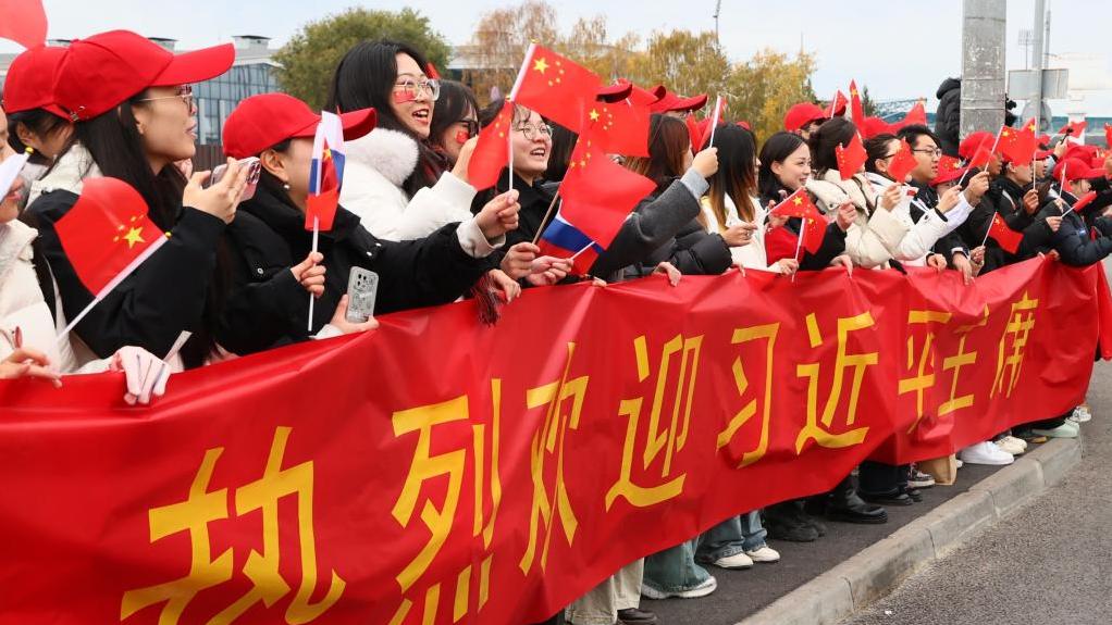 President Xi's motorcade welcomed in Kazan