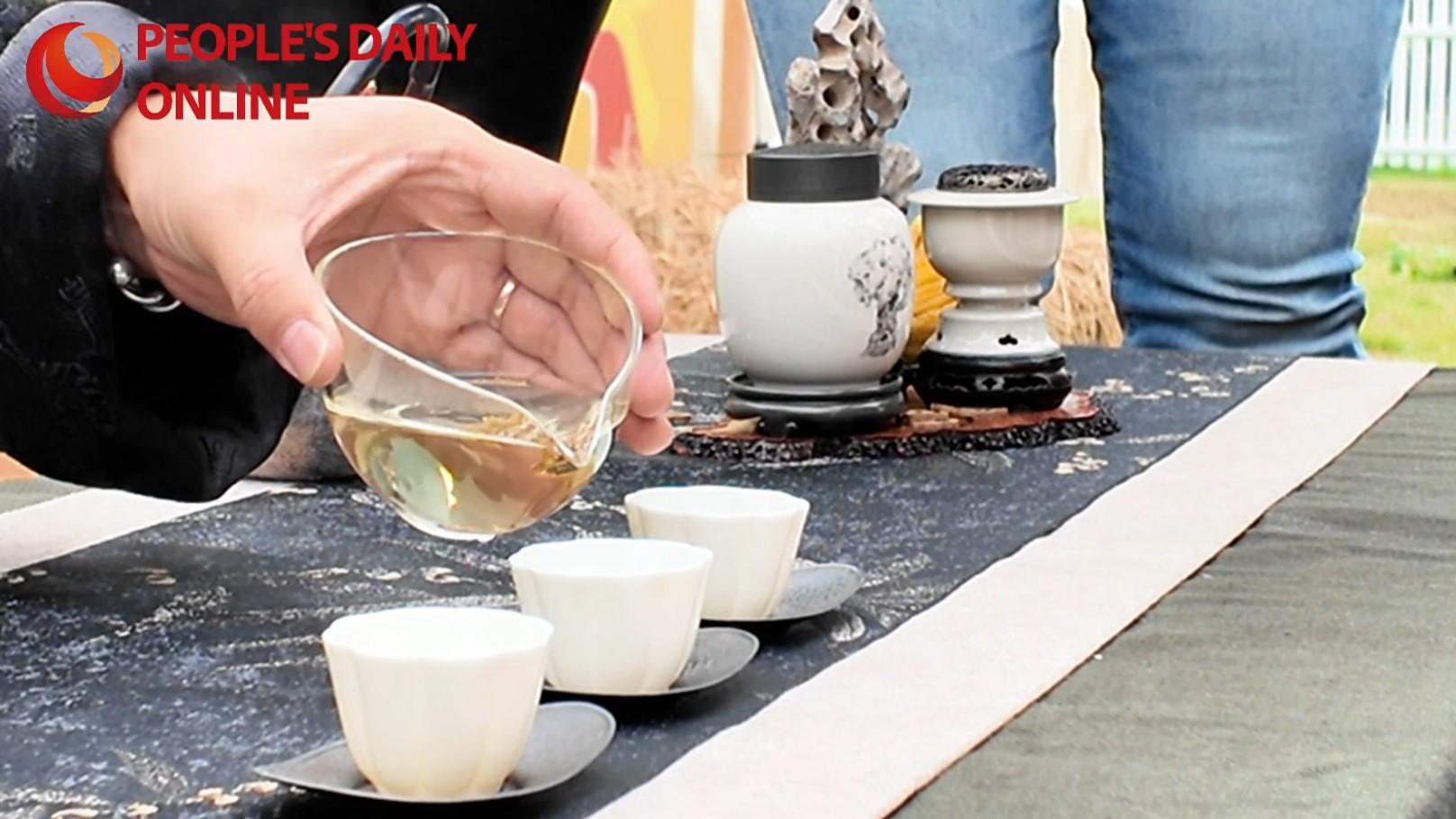 What does it feel like to drink Chinese tea at the foot of Haishang Yuntai Mountain?