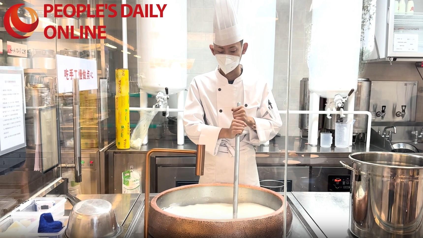 Kuwaiti journalist visits Hohhot milk station: 'This is the best milk I've ever had!'