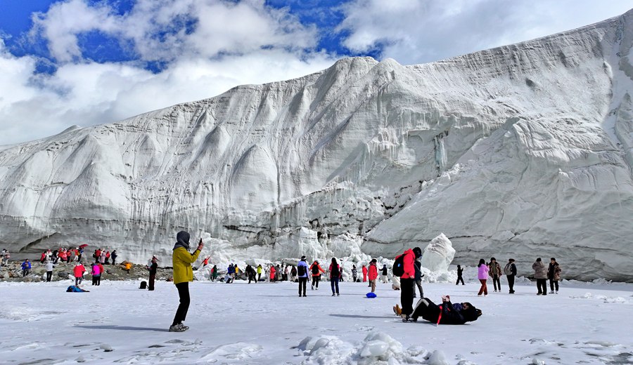 Stunning glacier park enchants visitors in NW China's Xinjiang