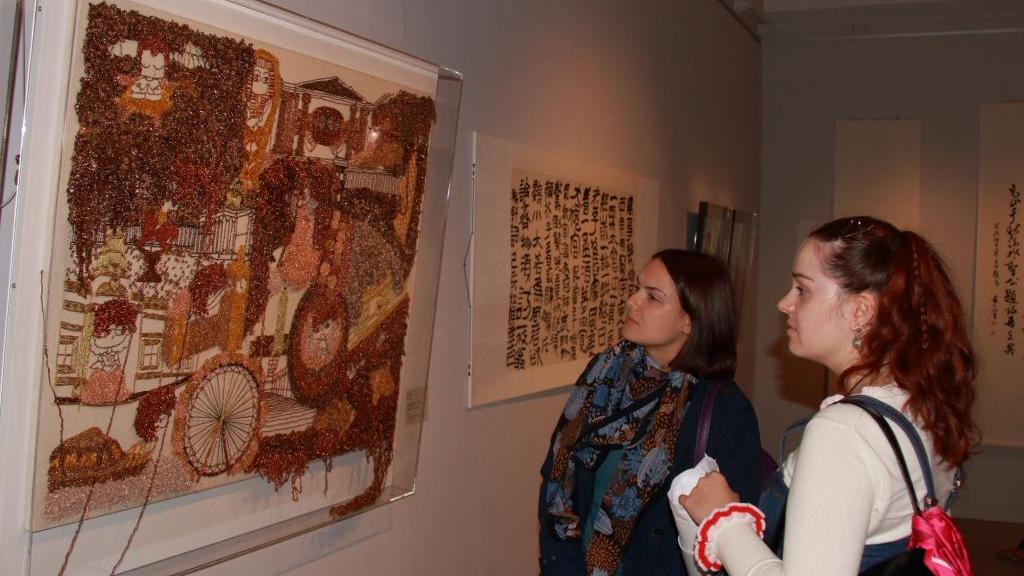 Contemporary Chinese calligraphy, fiber art exhibition opens in Bulgaria