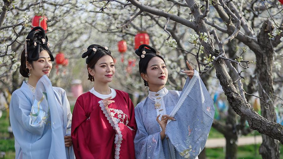 Traditional Chinese costumes fuel consumption growth