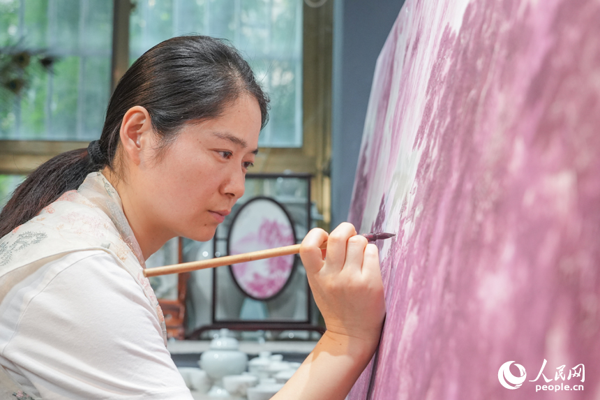 Inheritor passes on famille-rose porcelain in E China's Jiangxi