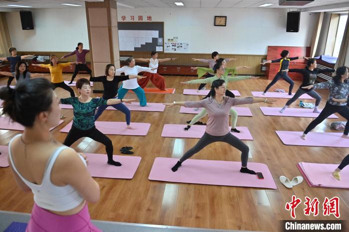 Elderly citizens fall in love with yoga in NE China's Jilin