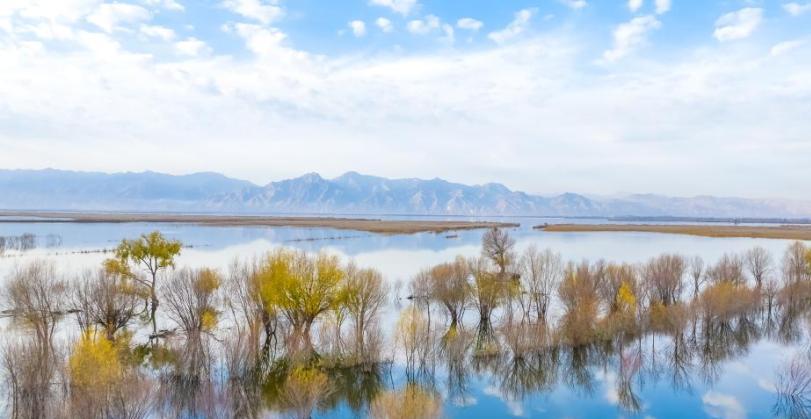 Mirror-like Hasuhai Lake in Inner Mongolia