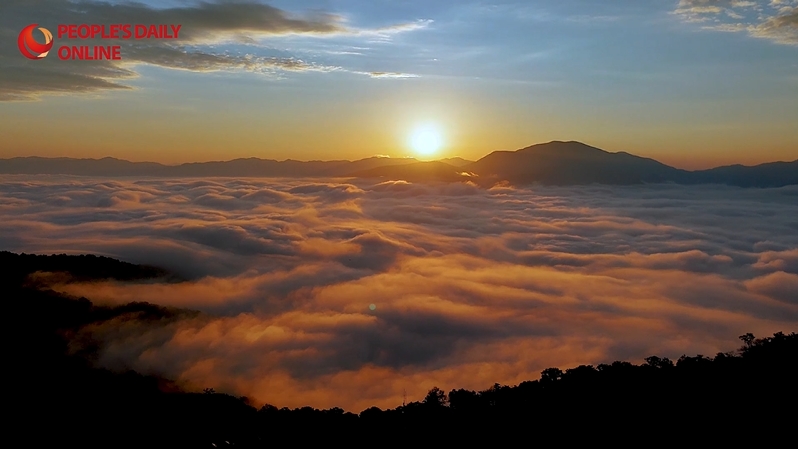 Dreamlike sea of clouds blankets Jingmai Mountain in SW China's Yunnan