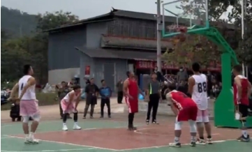 Champion of village basketball tournament in SW China's Yunnan wins a cow