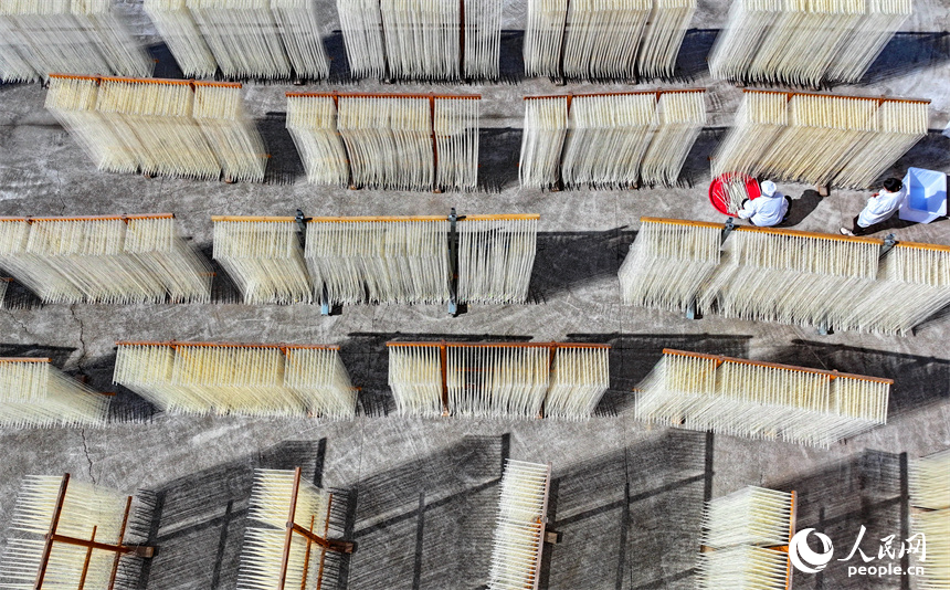 In pics: Villagers dry noodles in the sun in E China's Jiangxi