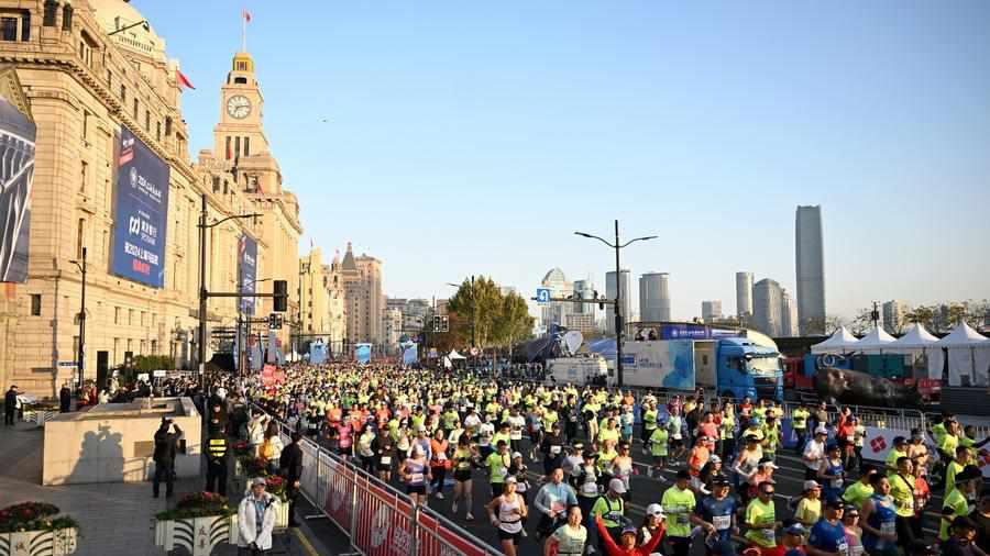 Marathon craze boosts China's public health, consumption
