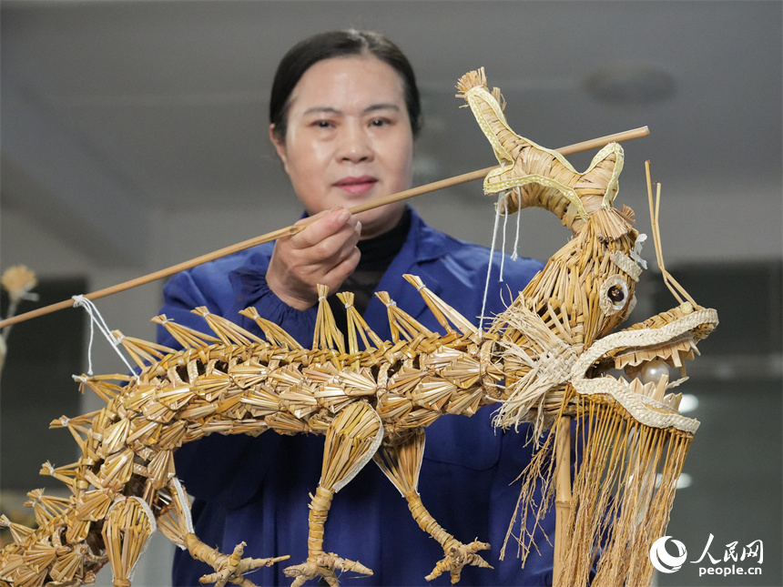 Chinese artisan preserves ancient straw dragon craft, creates 28-meter masterpiece