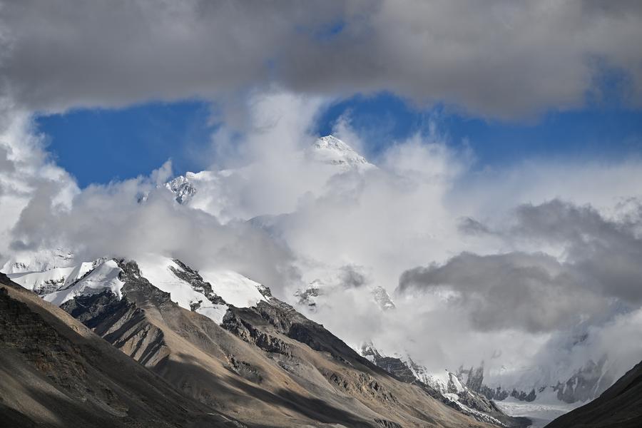 Mount Qomolangma sees record number of tourists