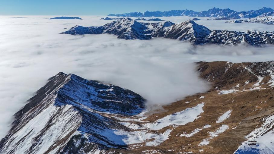 Scenery of cloud-shrouded Jiajin Mountain in Sichuan