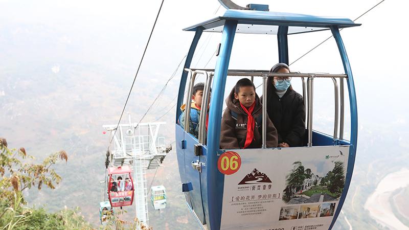 Students go to school by cable car, sightseeing elevator in SW China's Yunnan