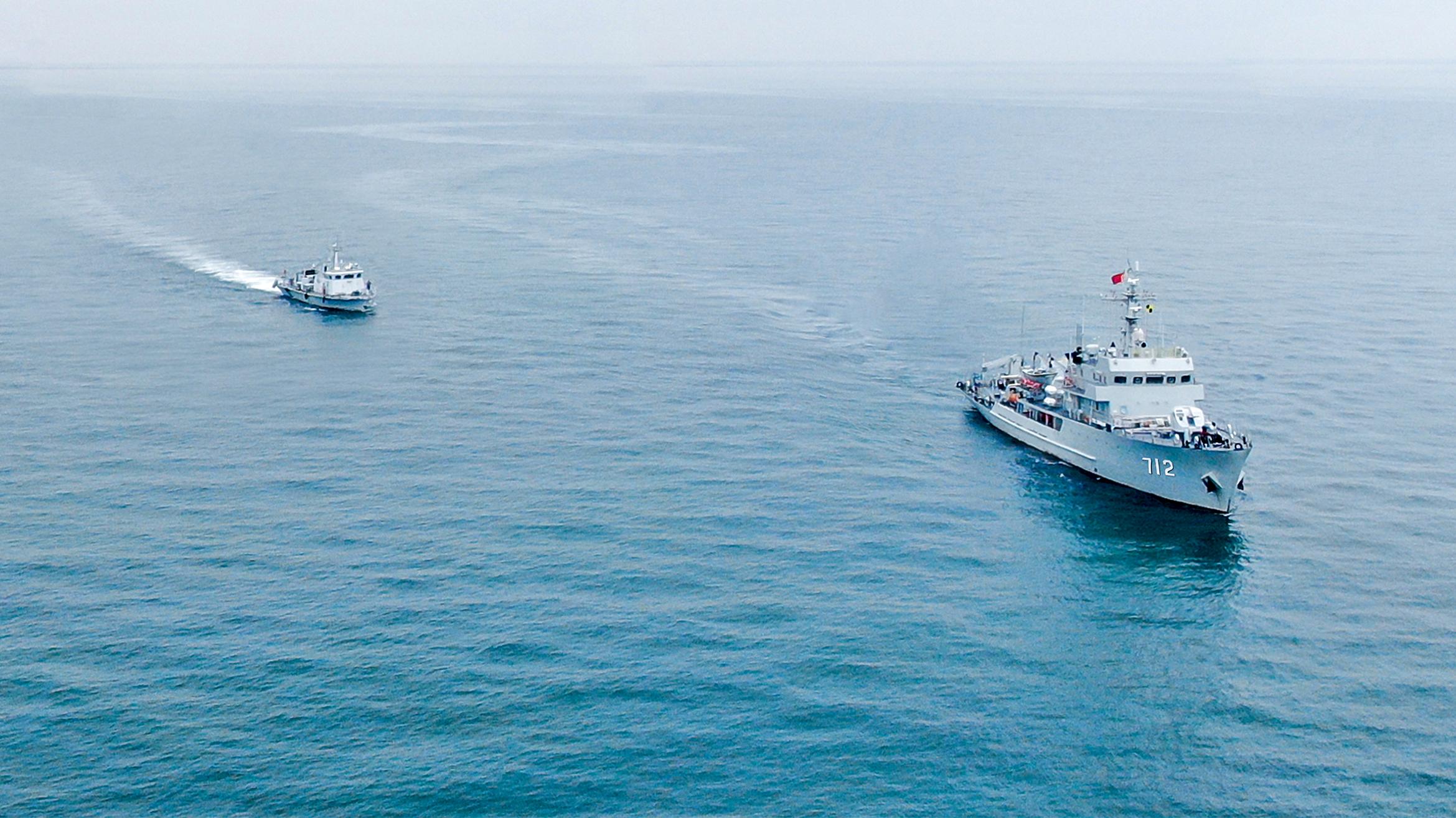 Minesweepers conduct training with minehunters