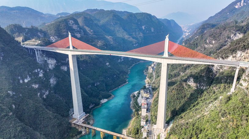 New sections of 2nd Chongqing-Hunan expressway open to public traffic