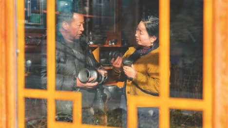 Young Tibetan woman promotes ethnic craftsmanship