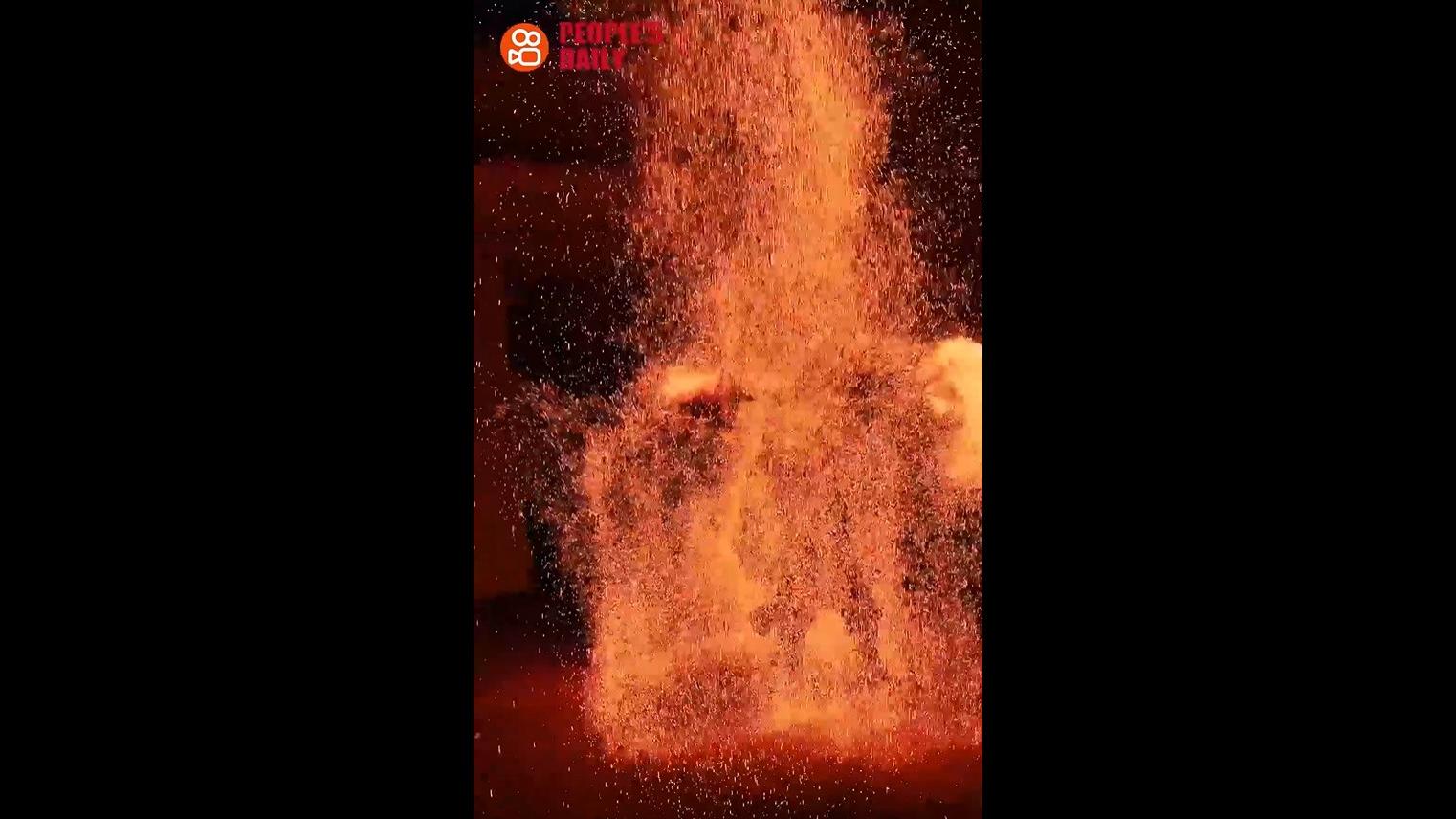 Trending in China | Dazzling fire pot performance