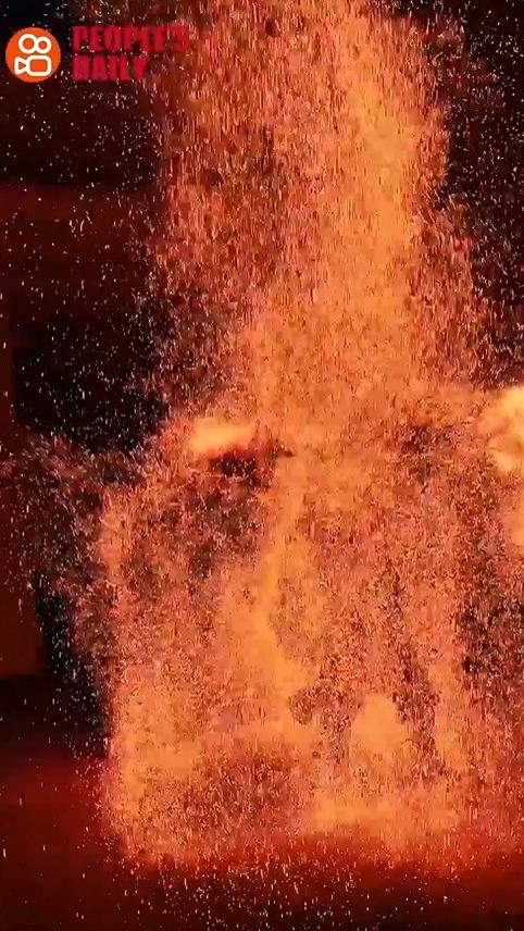 Trending in China | Dazzling fire pot performance