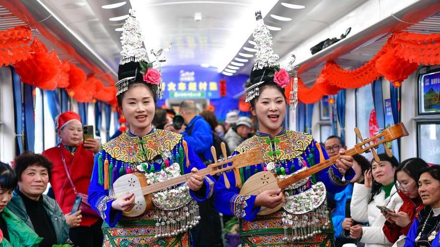 "Village gala" held on train in SW China's Guizhou welcomes the Spring Festival