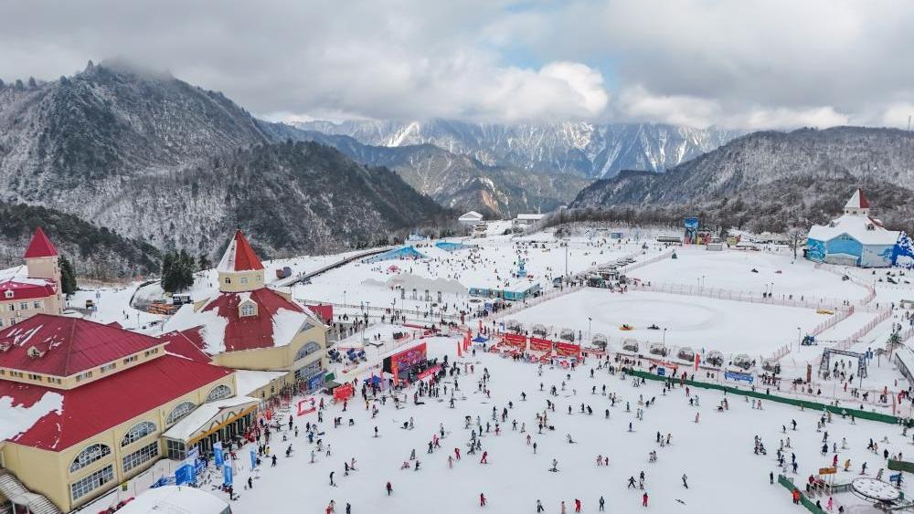 China's Sichuan attracts tourists, snow sports enthusiasts with rich ice and snow resources