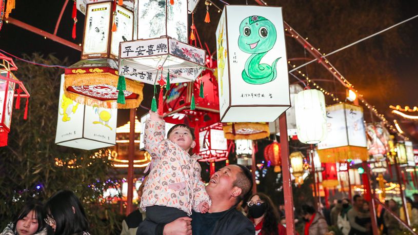 People across China enjoy traditional customs before Spring Festival