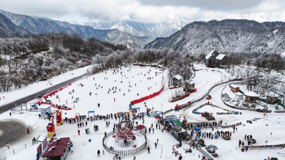 Sichuan attracts numerous tourists, snow sports enthusiasts each snow season