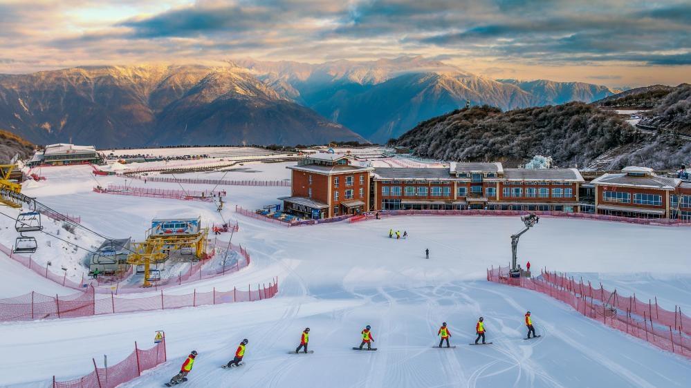 Sichuan attracts numerous tourists, snow sports enthusiasts each snow season