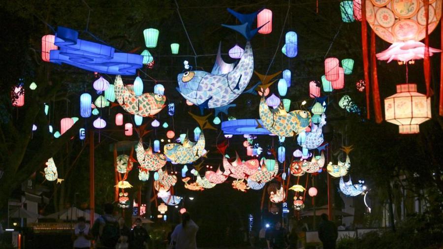 Splendid lanterns add festive atmosphere to Hangzhou