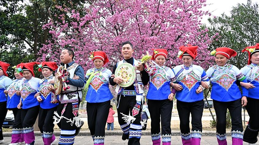 Ethnic costumes in high demand in SW China's Yunnan