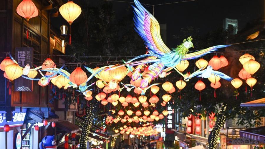 Cities hang lanterns to greet Spring Festival across China