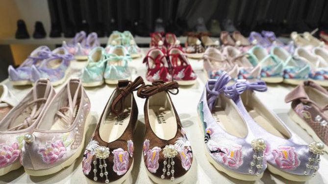Cloth shoes produced in C China's Henan retain strong appeal for domestic, international clients