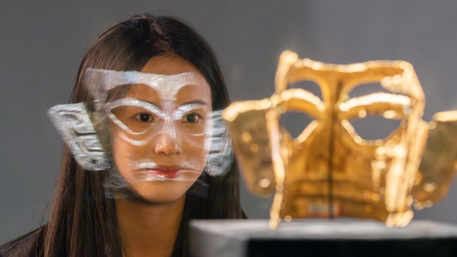 Pic story of relic restorer at Sanxingdui Museum