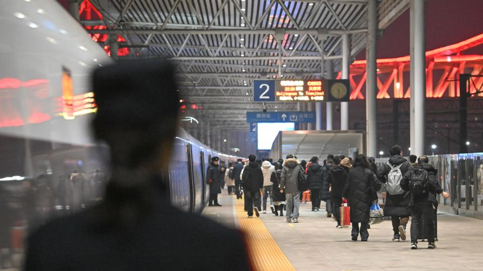 Railway policewoman maintains smooth traffic during Spring Festival travel rush