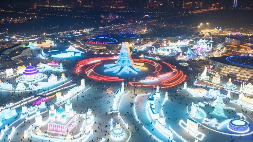 Tourist destinations in China attract visitors with ice and snow activities