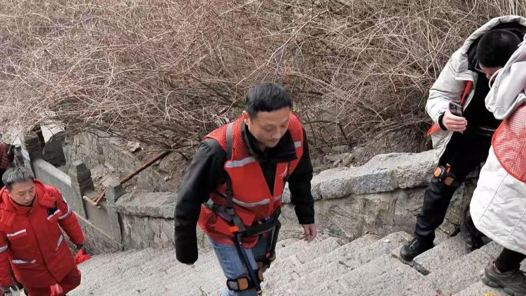 Exoskeleton climbing device debuts at Mount Taishan, assists tourist during Spring Festival