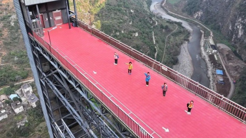 "Sky school bus" ensures safer trip to school for students in mountainous village