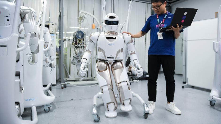 Shenzhen's robot showcases new skill: multi-morph bipedal robot's smooth stair descent