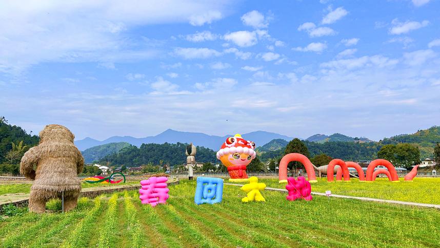 Beautiful scenery of rapeseed flowers and traditional earthen buildings draws crowds to Hua'an, SE China's Fujian