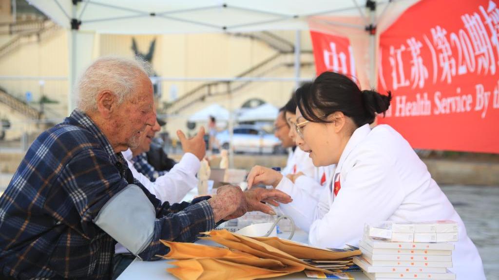 Chinese medical team offers free services in Cospicua, Malta