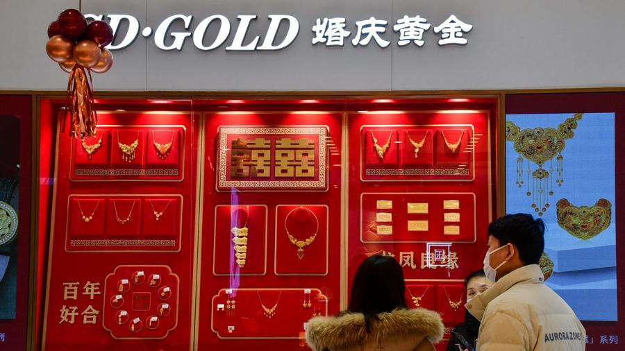 Small, exquisite gold products popular among young consumers in China
