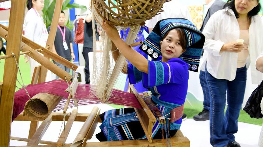 Intangible cultural heritage shines at 5th CICPE in Hainan