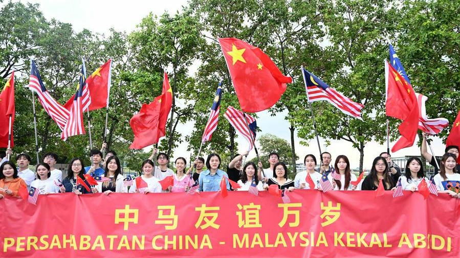 President Xi arrives in Kuala Lumpur for state visit to Malaysia