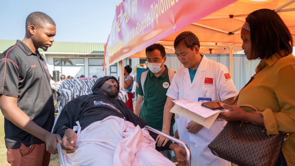 Chinese medical team offers free services in Matola, Mozambique