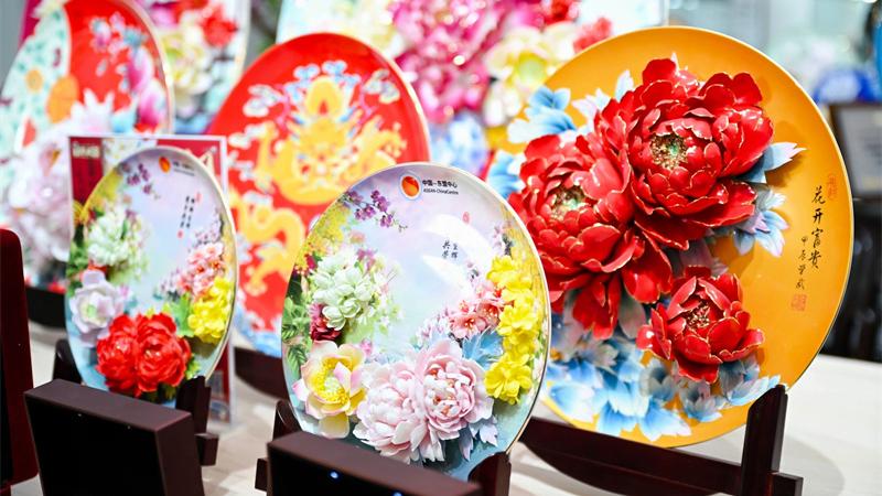 Eurasian journalists explore China's 'never-fading' peony porcelain art in Luoyang