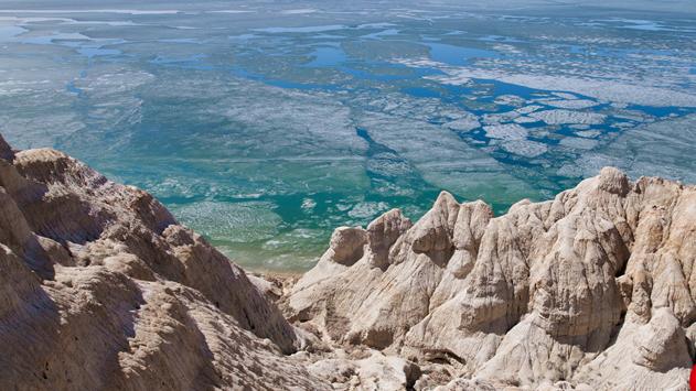 Ulungur Lake starts to thaw in NW China's Xinjiang